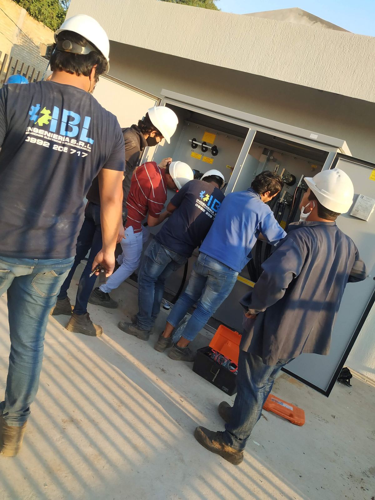 Equipo de IBL Ingeniería revisando un tablero en obra