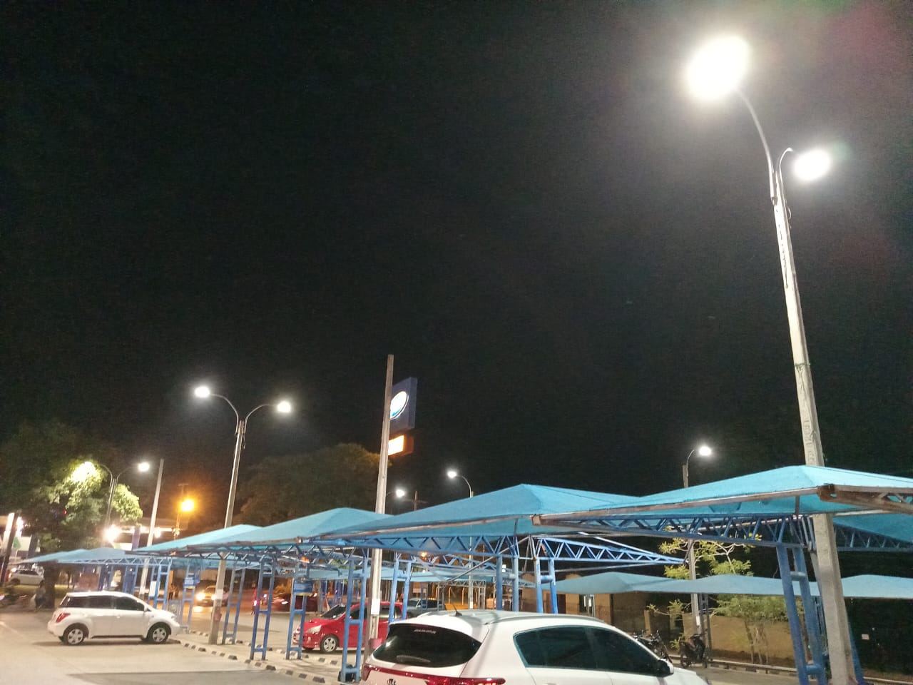 Columnas de iluminación LED en estacionamiento de supermercado