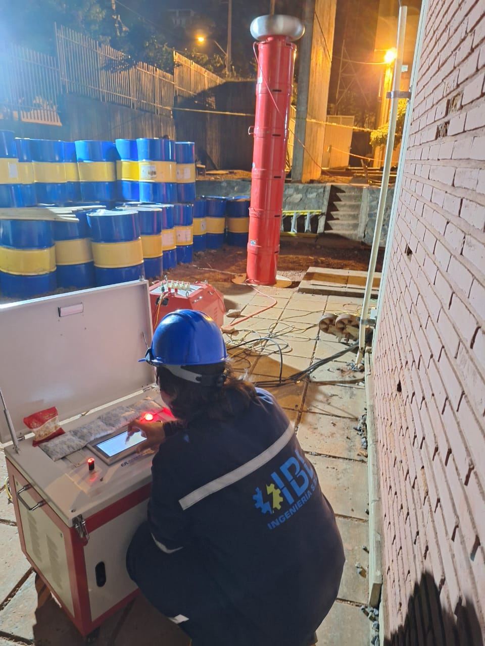 Técnico de IBL operando el equipo de prueba HIPOT