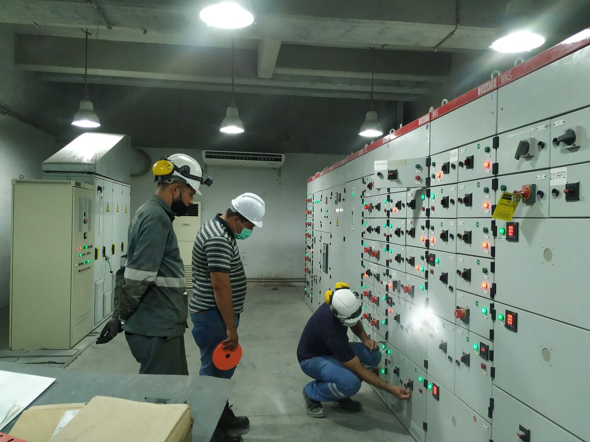 Equipo revisando una sala de tableros y CCM