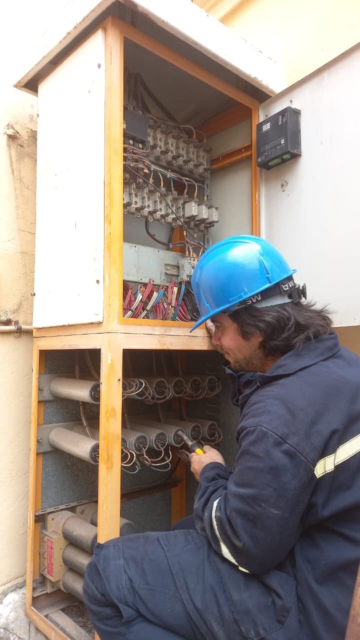 Técnico trabajando en un banco de capacitores
